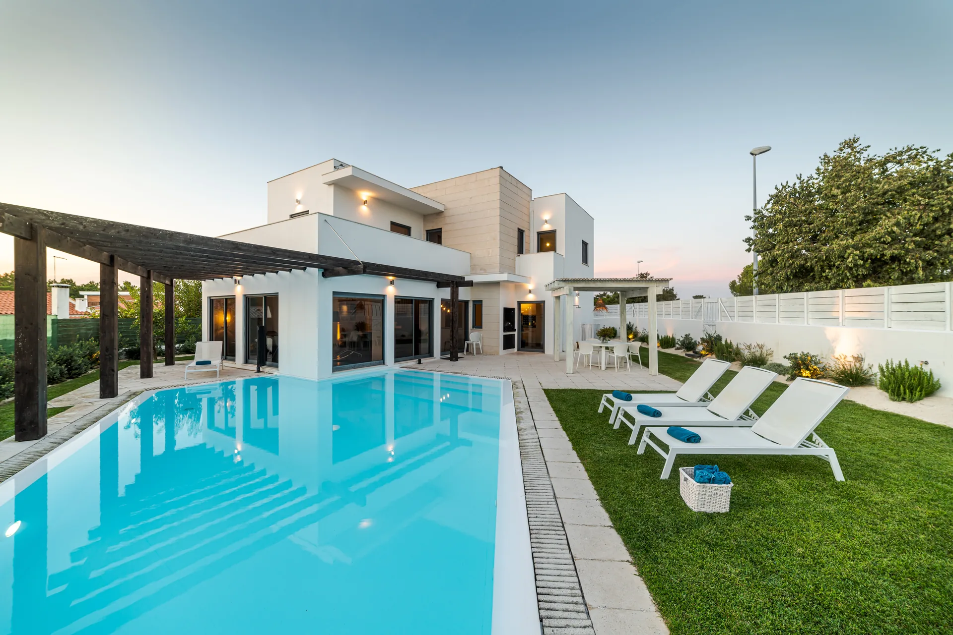 Bahçesi ve geniş havuzuyla modern beyaz villa